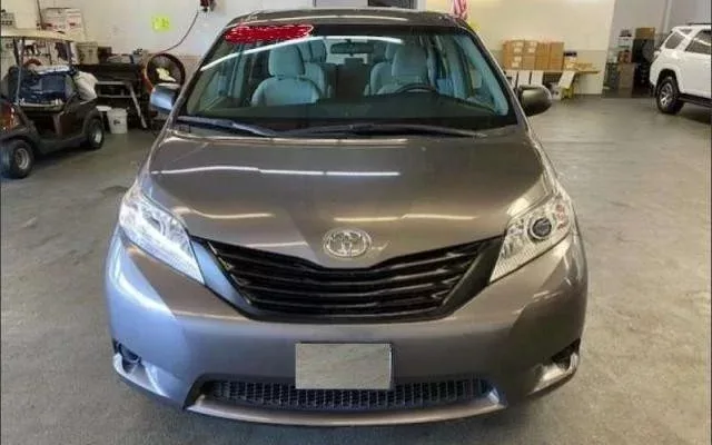 TOYOTA Sienna 3.5L V6 FWD L - 57100€ en Banastas