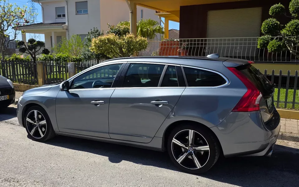 Volvo V60 2.0 D2 R-Design