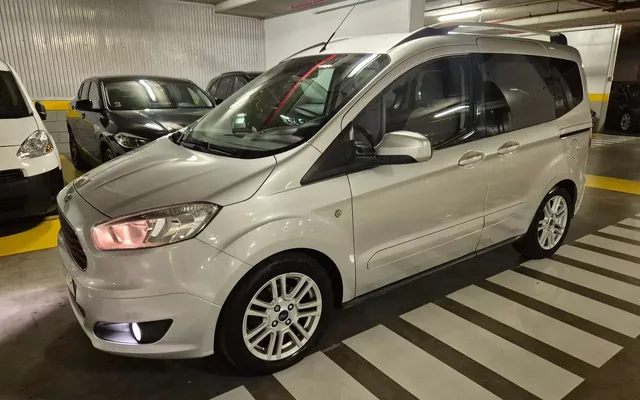 Ford Tourneo Courier 1.0 EcoBoost Titanium