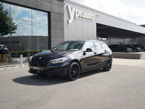 BMW 118i Digitaal dashboard Panoramadak Trekhaak Camera Leder AppleAndroid DAB LED Parkeersensoren Klimaatregeling Cruise Laneassist Dode hoek Navigatie