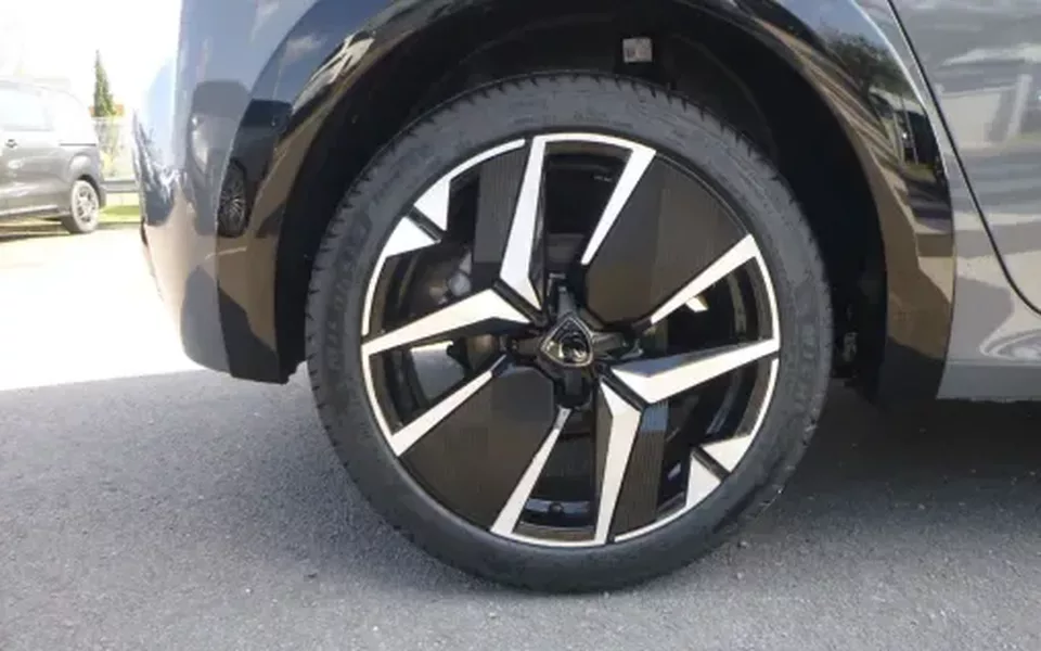 Peugeot 208 Hybrid 145 ch e-DCS6 GT Zéro km immatriculé