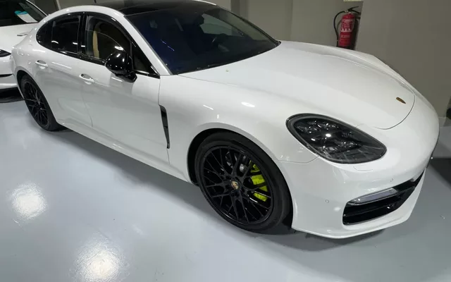 Porsche Panamera 4 E-Hybrid Platinum Edition
