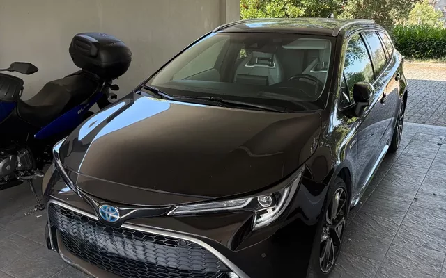 Toyota Corolla Touring Sports 2.0 Hybrid Luxury White