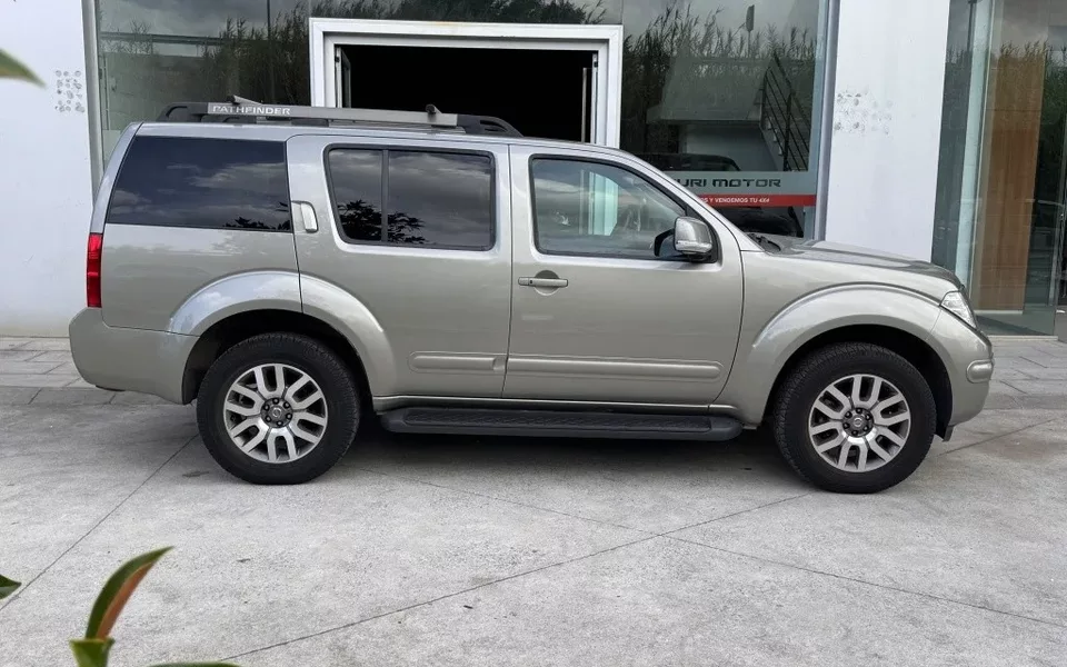 NISSAN Pathfinder Pathfinder 2.5dCi LE