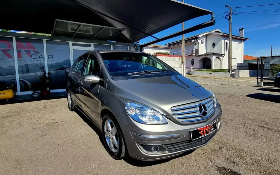 Mercedes-Benz B 180