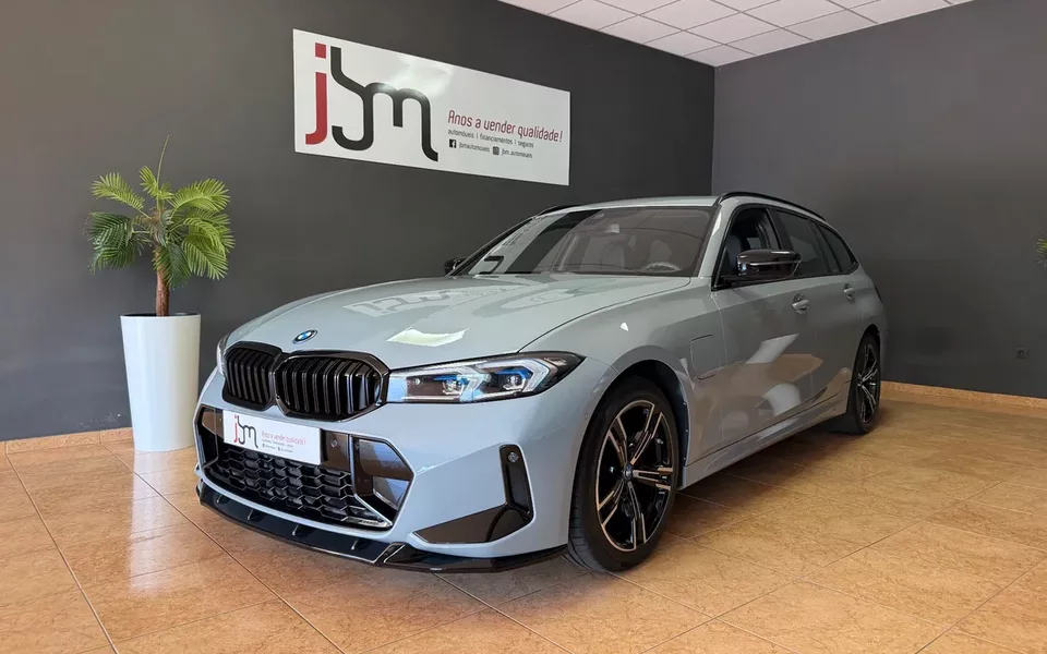 BMW 330 e Pack Desportivo M Pro Auto