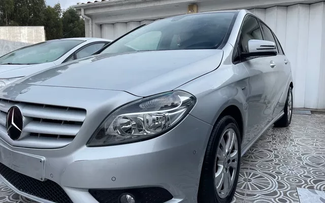 Mercedes-Benz B 180