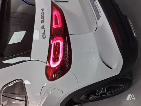 MERCEDES-BENZ Clase GLA GLA 220d 4Matic 8G-DCT