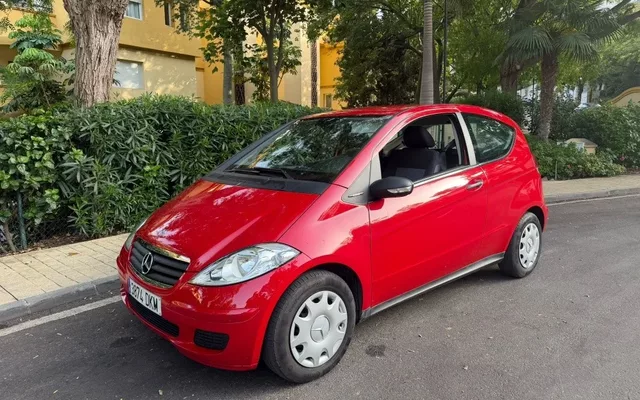 MERCEDES-BENZ Clase A A 150 Red & Black