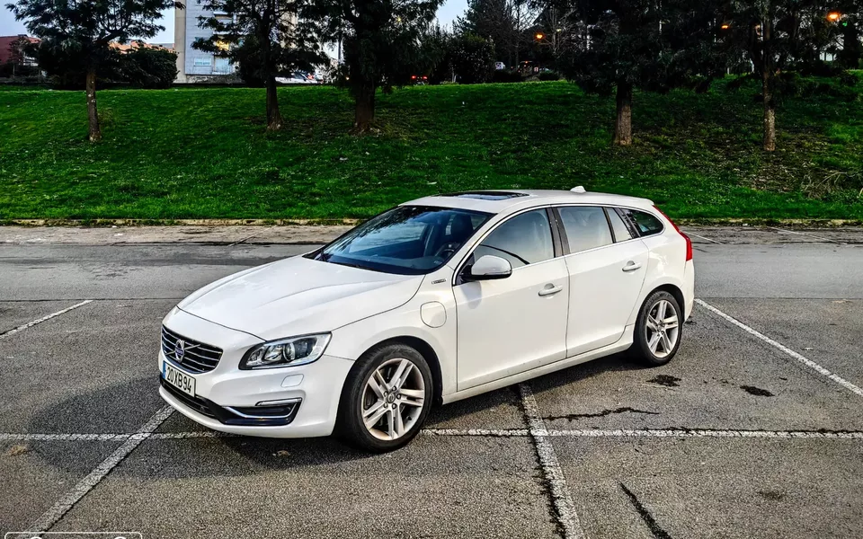Volvo V60 2.4 D6 R-Design Sum.AWD Phev