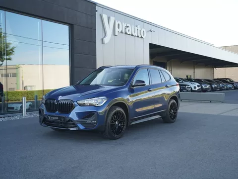 Bmw X1 sDrive18 Full black Leder Verwarmde zetels Navi Elektrische koffer Apple carPlay Parkeersensoren voor en achter Donkere ramen Zelfparkeren perfecte staat!