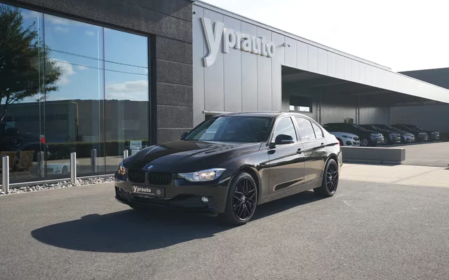 BMW 316i Berline Leder Navigatie Cruise control RadioCD Bleutooth Klimaatregeling Camera Parctronic Anti-verblinding Alu 16″ USB