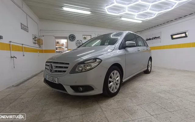 Mercedes-Benz B 180