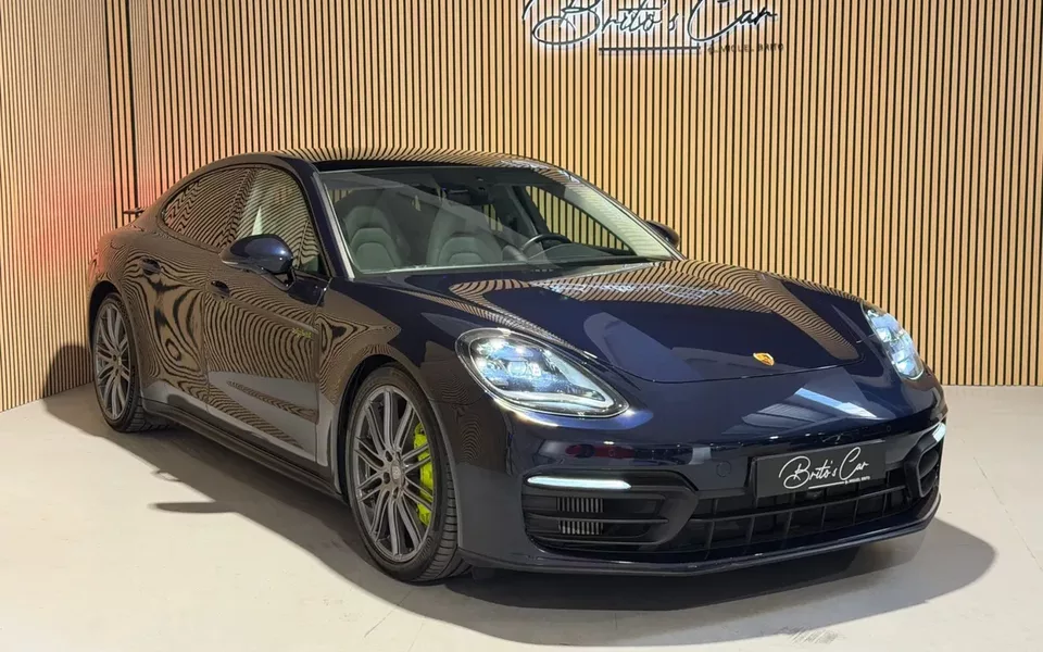 Porsche Panamera 4 E-Hybrid Platinum Edition com PDLS