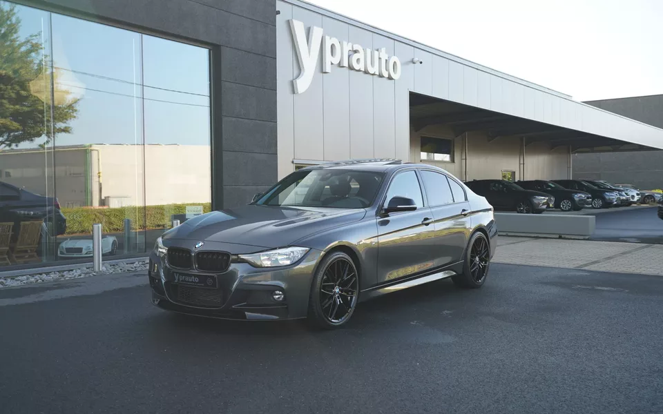 BMW 318d Sedan M-Sport Nightpack Klimaatregeling Verwarmde zetels Cruise control Sportzetels 19″aluminium velgen Open dak Privacy RadioCD GPS PDC