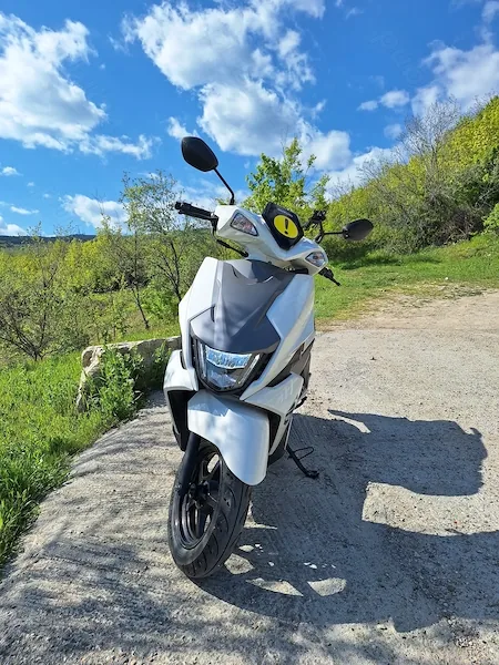 Vand Scuter Suzuki Avenis an 2024, 2050km, inca 3 ani de garantie, consum 1.8%, stare foarte buna