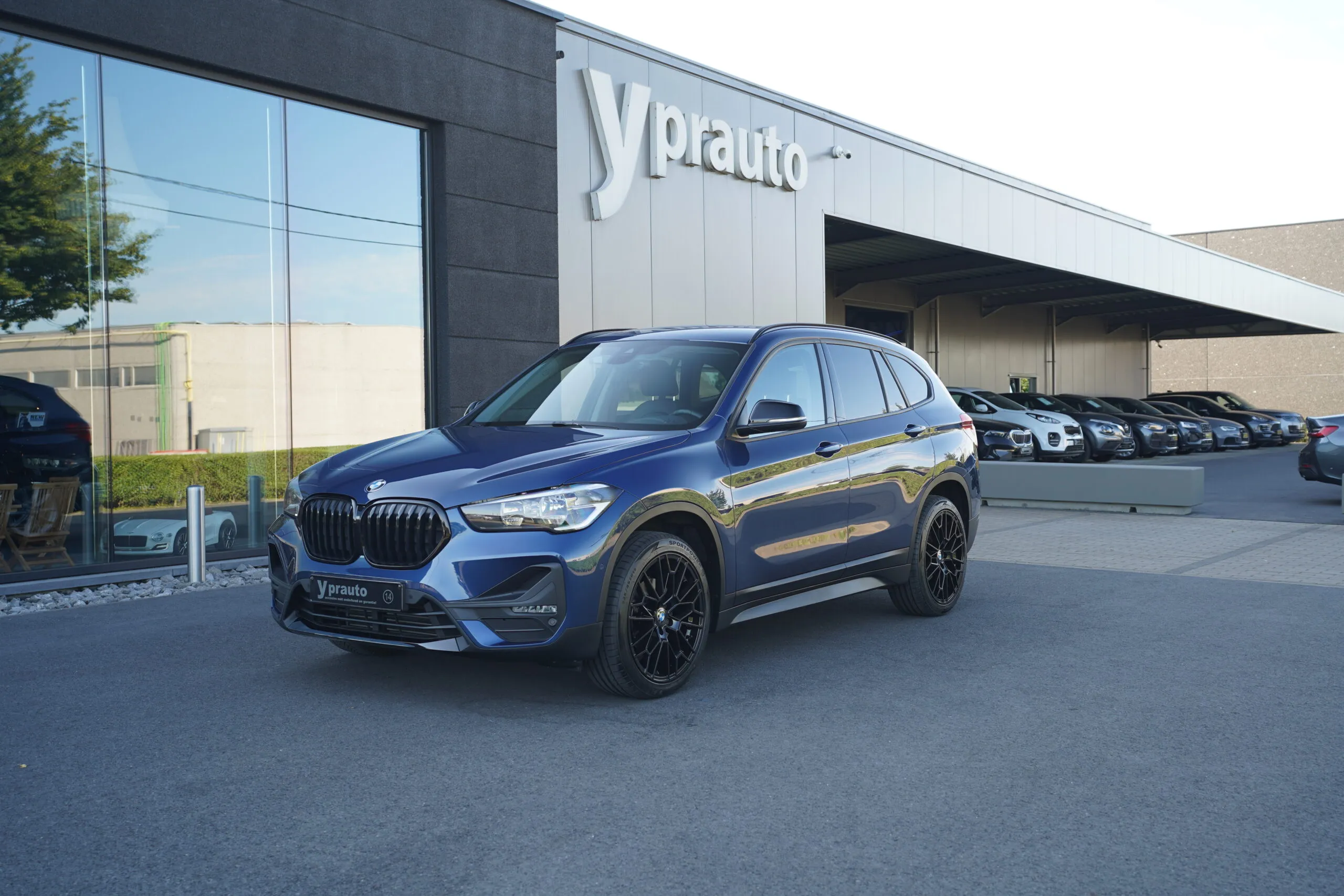 Bmw X1 sDrive18 Full black Leder Navi Elektrische koffer Apple carPlay Parkeersensoren voor en achter Donkere ramen Zelfparkeren perfecte staat!