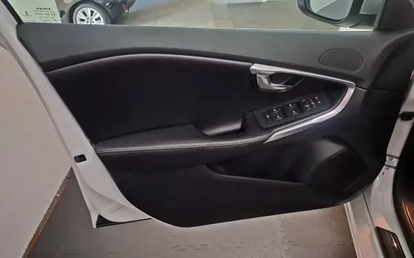 Volvo V40 2015 2.0 D2 R-Design